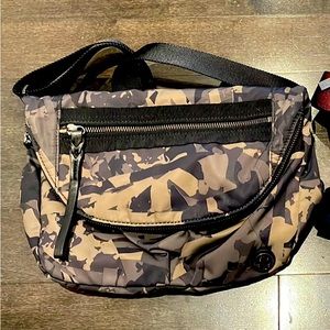 Lululemon Festival Bag II - Pop Cut Fatigue Green Black